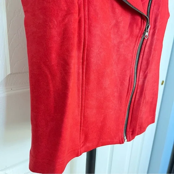 Krisa Crushed Moto Vest in Lipstick - Picture 4 of 8